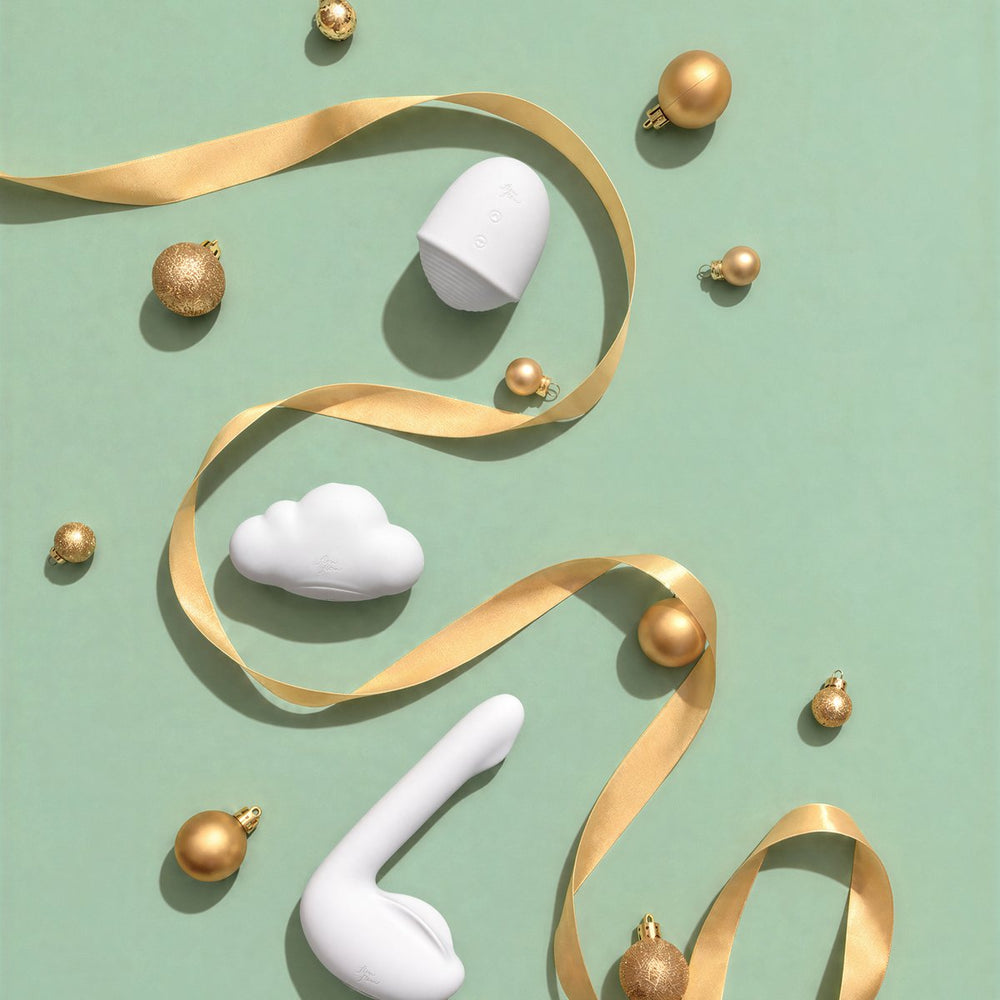 Pépite, Mousse and Plume with gold ribbons on a mint background